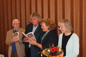 Hans en Rita Keuper ontvangen eerste exemplaren boek: 'De Strukelstene'.