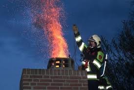 Inzet hoogwerker Winterswijk bij schoorsteenbrand in Aalten.