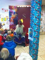 Kinderen ontmoeten Sint en Piet tijdens 'Meet en Greet' in Aalten.
