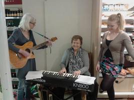 Dini Jetten als 78-jarige nog steeds muzikaal actief.