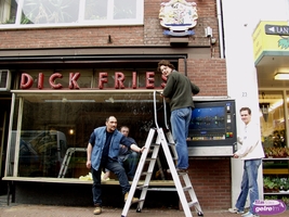Weghalen exterieur van de winkel van Dick Fries.