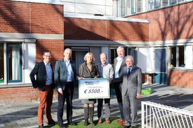 Organisatie marathon overhandigt cheques aan Vrienden SKB en Het Museum