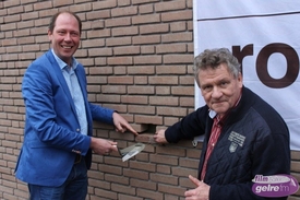 Wethouder Ted Kok metselt 'laatste eerste' steen in derde zaaldeel Eurohal Dinxperlo