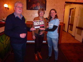Cheque van Staaltje Aalten voor MondiAalten