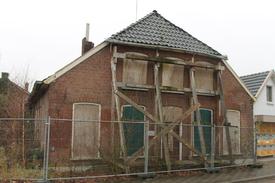 Woonboerderijtje Lurvink: eigenaar Bouwman hoopt dat het eindelijk gesloopt gaat worden.
