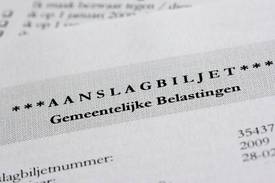 Legitimatie tijdens controle op hondenbelasting in de gemeente Aalten.