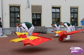 Volksfeest Bredevoort, optocht en vaandelslag.