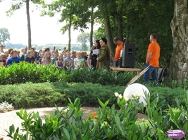 Herdenking bij Oorlogsmonument in IJzerlo.