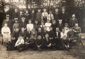 Zoekplaatje: schoolfoto Openbare Lagere School Aalten.