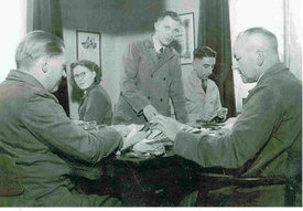Zoekplaatje: wie herkent de personen op deze foto?