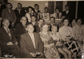 Oplossing zoekplaatje: huldiging jubilarissen van de Aaltense Mondharmonica en Accordeon Vereniging 