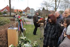 Onthulling Monument: 'Spelend de dood in'.