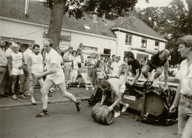 Zoekplaatje: wie kent personen op deze foto?