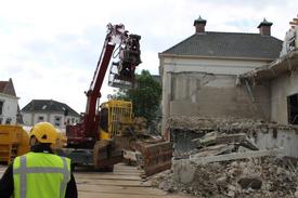 Bouwjournaal: sloop gemeentehuis verloopt voorspoedig.