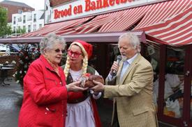 Bakkerij Vaags 130 jaar: record krentewegge leggen van 130 meter.