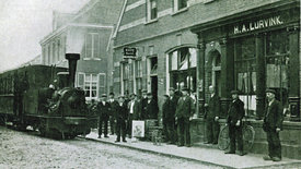 Zoekplaatje, de tram in de Dijkstraat Aalten.