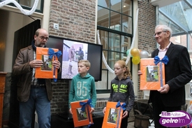 Wethouder Henk Rijks ontvangt eerste boekje kinderwandelroute: Gangeskes.