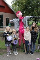 Vogelverschrikker maken bij Kinderboerderij De Ahof in Aalten
