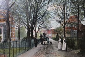 Zoekplaatje: een kar met paard in een straat van weleer.
