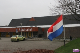Vlaggen halfstok in Aalten na terreuraanslagen in Parijs