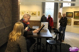 Interessante schilderijen tijdens taxatiedag bij tentoonstelling Piet te Lintum
