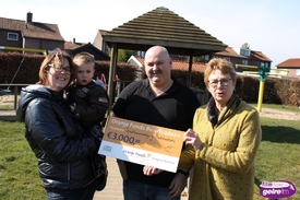 Oranjefonds reikt cheque van € 3000,- uit aan Speeltuinvereniging Robbedoes Aalten