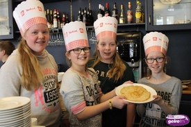 Kinderen van Basisschool 't Bastion Bredevoort bakken pannenkoeken voor bewoners van 't Ambthuis
