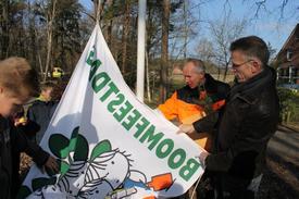 Wethouder Erik Luiten plant samen met schooljeugd 1700 Douglassparren tijdens Boomfeestdag.