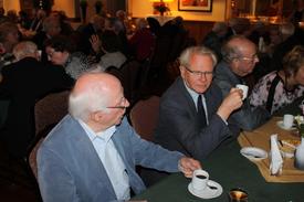 Oranjeontvangst: burgemeester Berghoef ontvangt gedecoreerden