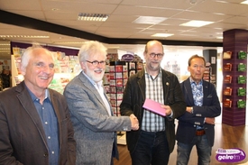 Emeritus-predikant Gerhard ter Maat ontvangt vierde deel fotoboek: ‘Aalten in roerig jaren’