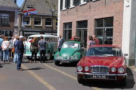 Veel belangstelling voor Meifeest Aalten met oldtimers, vrijmarkt en gezellige terrassen.