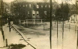 Oplossing zoekplaatje, overstroming Dijkstraat Aalten.