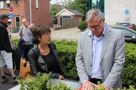 Actie bij Gemeentekantoor Aalten: 'Bloemenvouwers, geen bijstand maar loon'.
