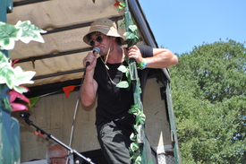 Will and the people doen verrassingsoptreden op de camping