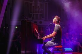 Gospelzanger Reyer met paastour in het Nieuwe Dijkhuis