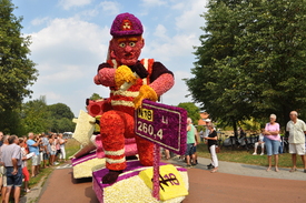 Kleurrijk corso in Rekken ondanks tekort aan bloemen